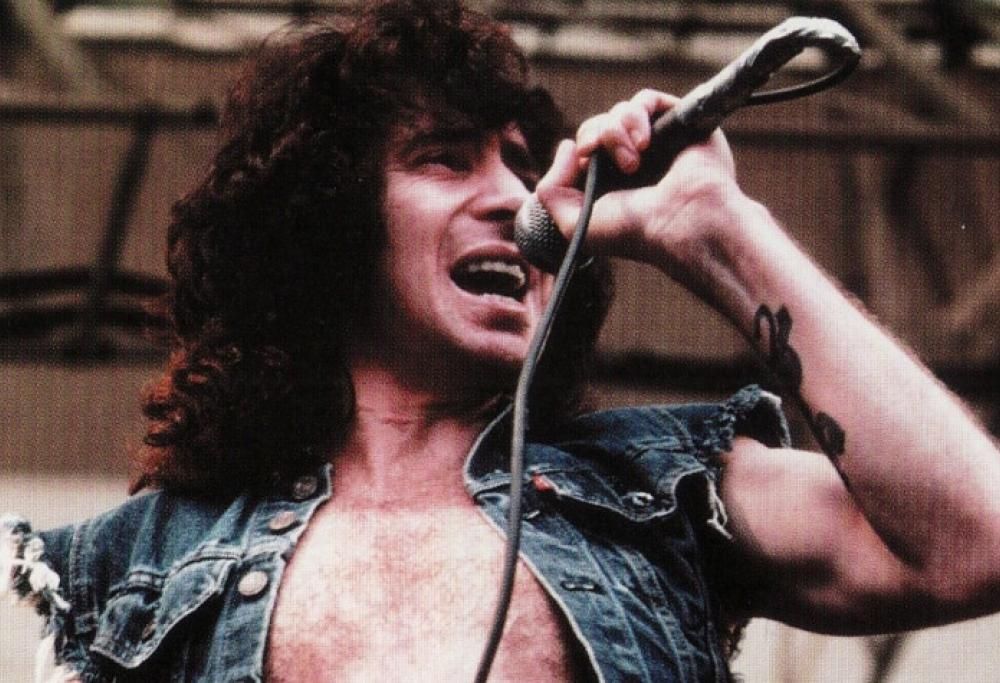 Bon Scott: guarda le foto più belle della leggenda degli AC/DC