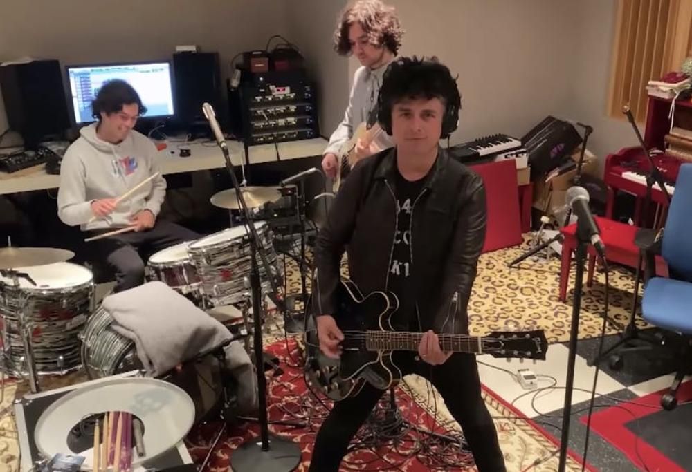 Il concerto casalingo di Billie Joe Armstrong con i figli Joey e Jakob in quarantena. Guarda il video