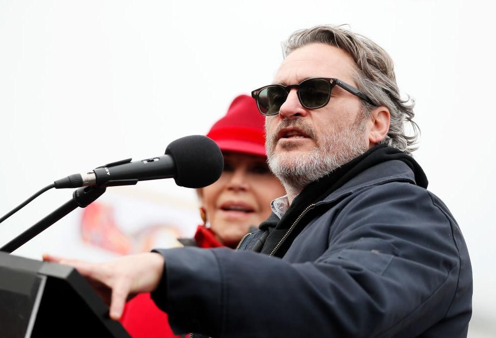 Joker: Joaquin Phoenix è stato arrestato a Washington durante una manifestazione. Le foto e i video