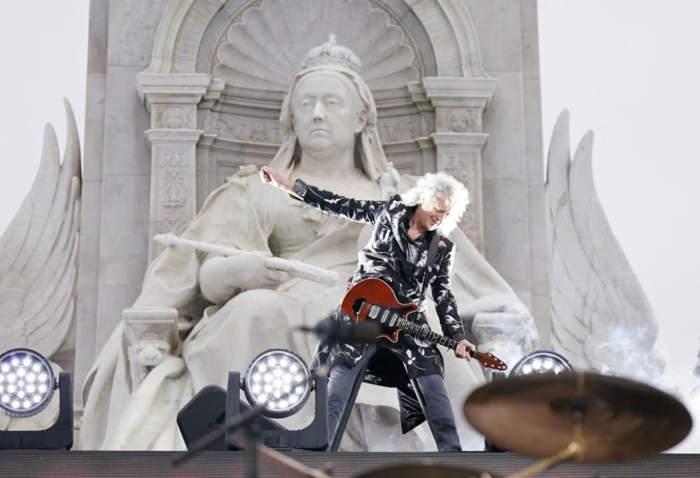 Queen + Rod Stewart: guarda le foto del live per il Giubileo della Regina Elisabetta II