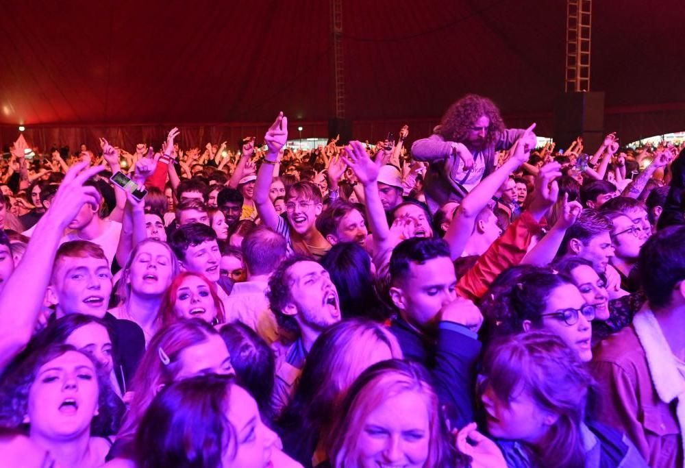 In Inghilterra un concerto/test con 5000 persone con tampone negativo e senza mascherina. Guarda le foto