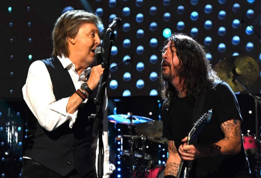Foo Fighters: la cerimonia di introduzione nella Rock And Roll Hall Of Fame con Paul McCartney. Guarda le foto e i video