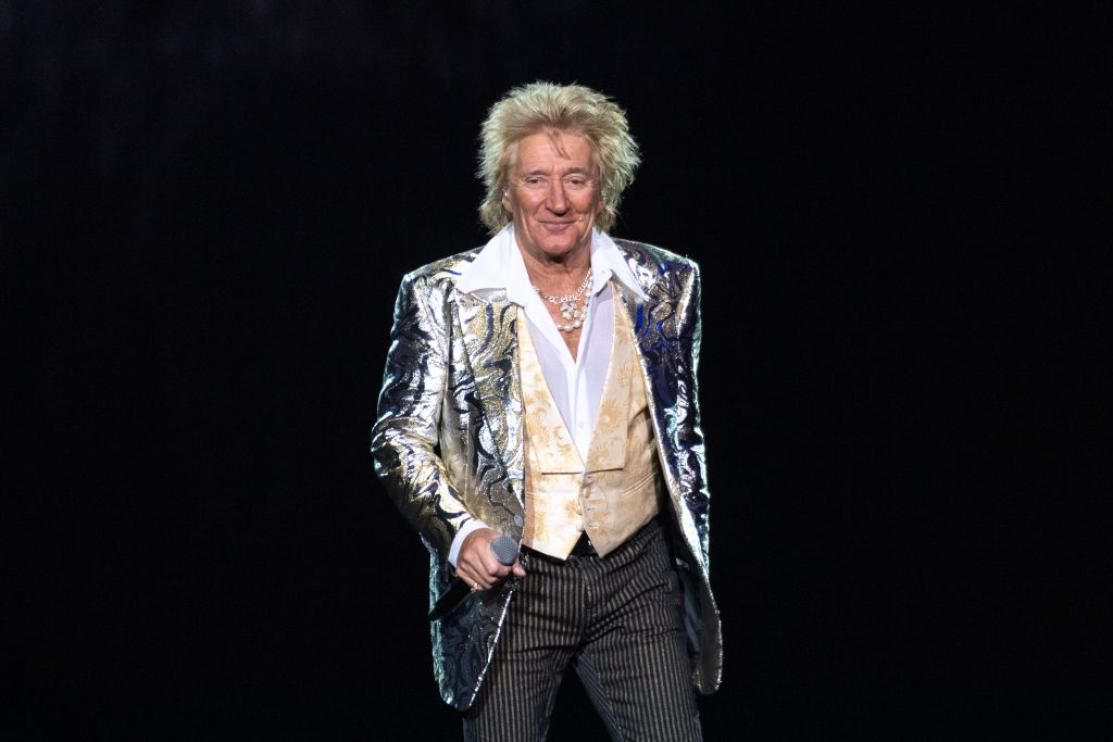 Rod Stewart è stato soccorso con l'ossigeno durante un concerto. Guarda il video