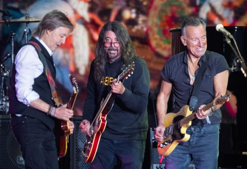 Paul McCartney: le foto del leggendario concerto a Glastonbury con Bruce Springsteen e Dave Grohl!