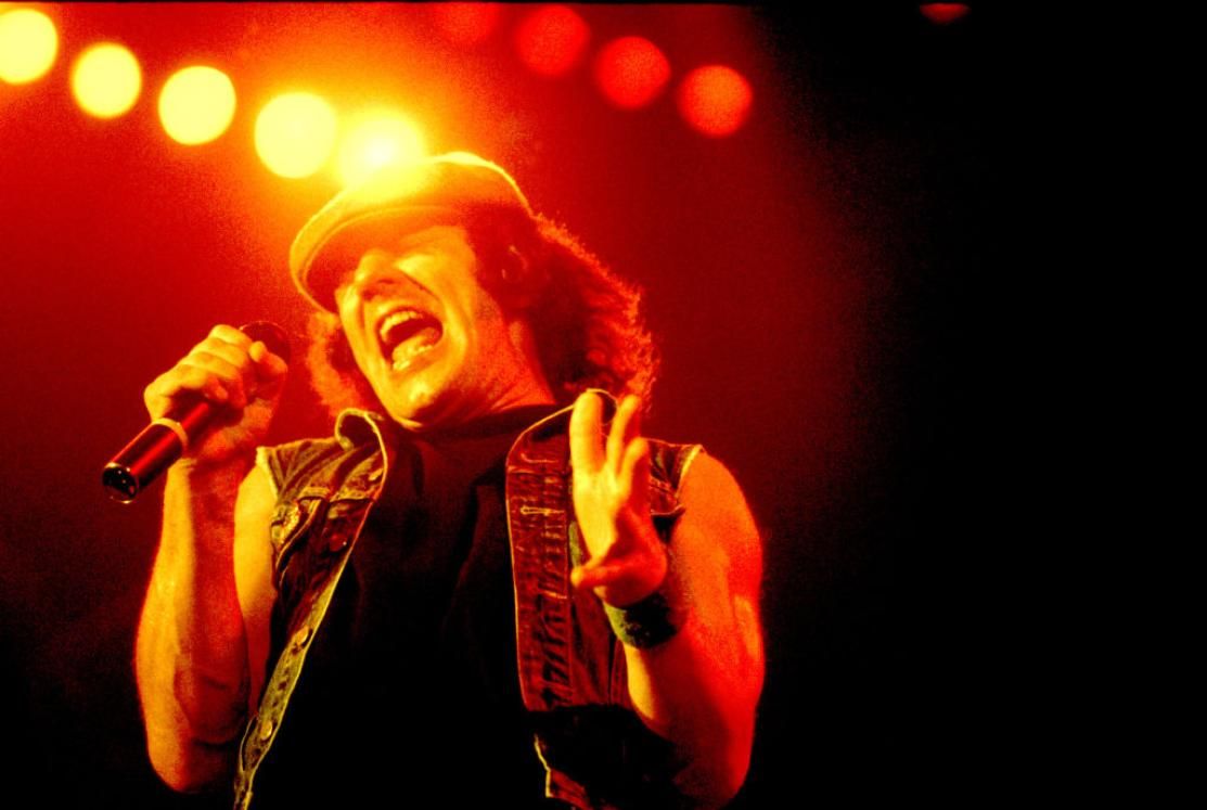 AC/DC, Brian Johnson nega che sia stato Bon Scott ad aver scritto Back In Black: “La penna l’avevo in mano io!”