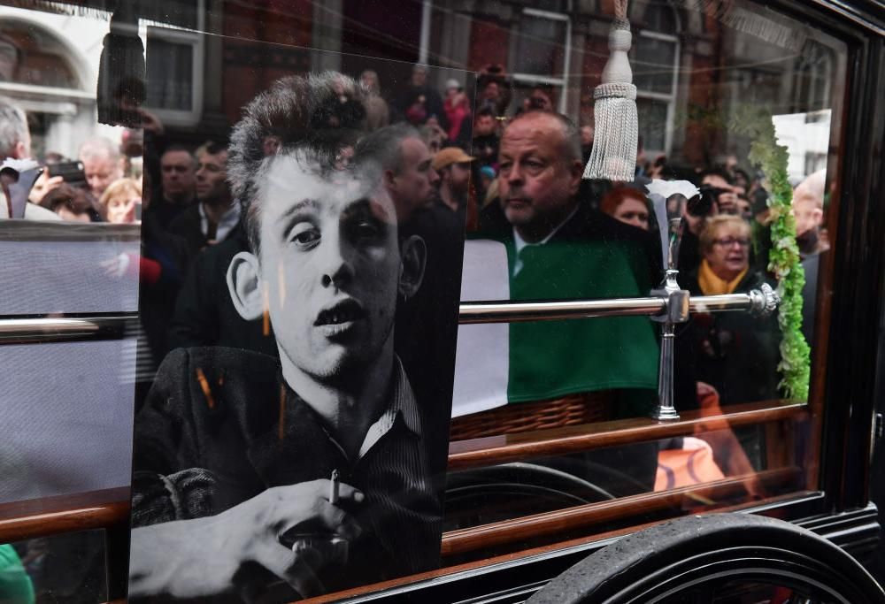 Shane MacGowan: guarda le foto del funerale della leggenda dei Pogues