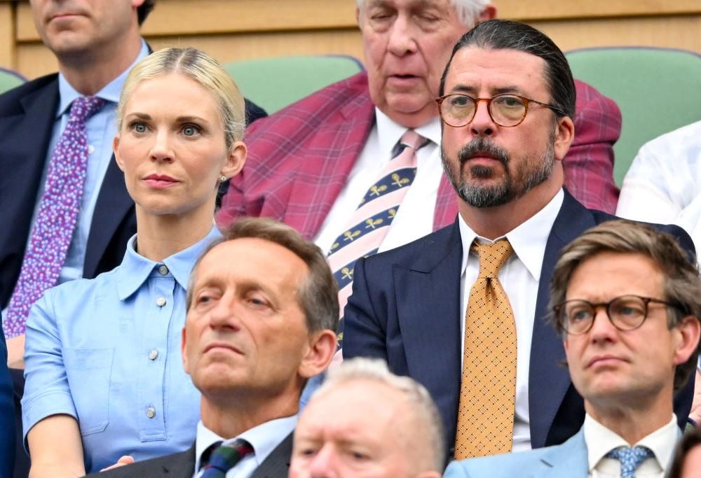 Foo Fighters, Dave Grohl (in giacca e cravatta) sugli spalti di Wimbledon con la moglie Jordyn Blum. Guarda le foto