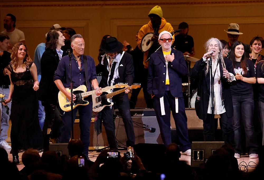 Patti Smith, il concerto tributo in beneficenza con Bruce Springsteen, Michael Stipe, Flea e Johnny Depp. Guarda le foto e i video