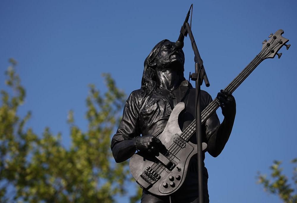 Motörhead: inaugurata la statua di Lemmy nella sua città natale, a Stoke-on-Trent. Guarda le foto