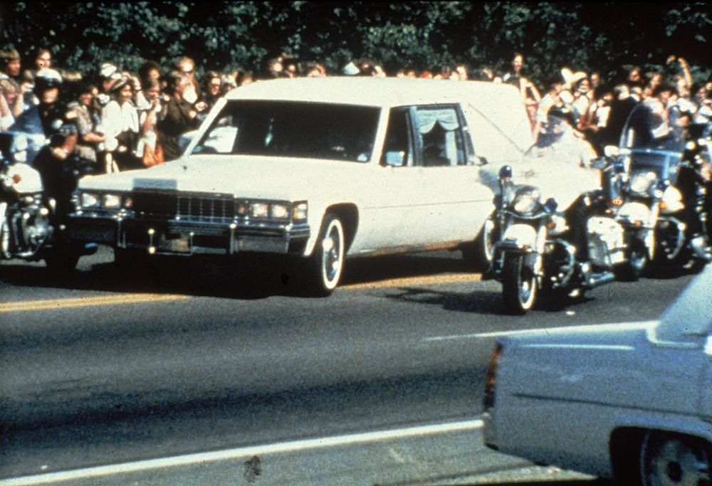 Elvis Presley: il mondo si ferma per i funerali del Re del rock’n’roll. Guarda le foto