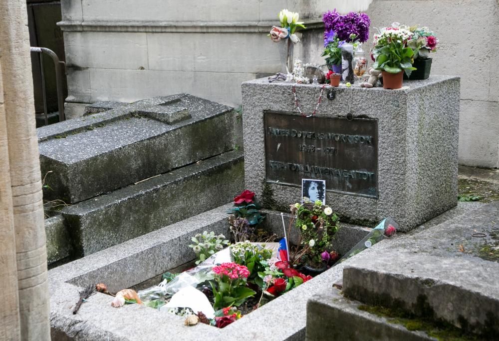 Jim Morrison: guarda le foto della sua tomba a Parigi nel cimitero di Père-Lachaise