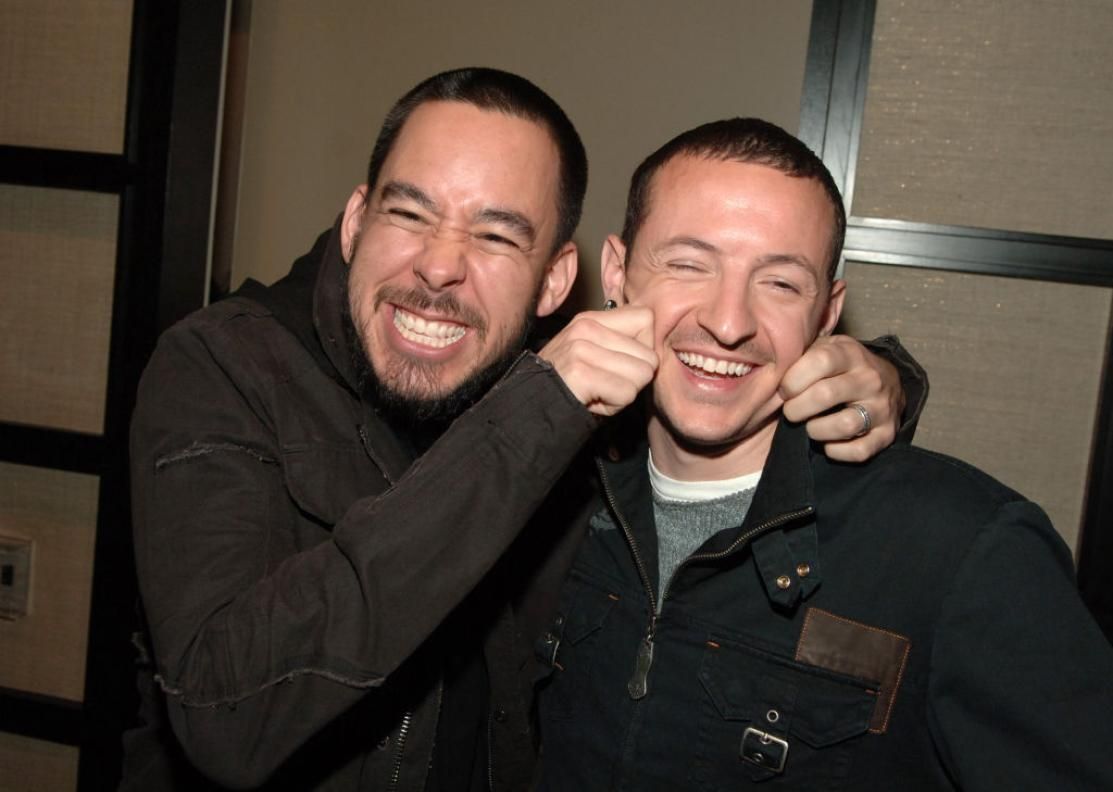 Linkin Park, Mike Shinoda racconta di quando la casa discografica voleva tagliarlo fuori dalla band: "Fu Chester a salvarmi"