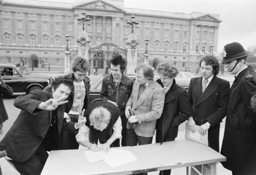 Sex Pistols: le foto della firma del contratto con la A&M Records fuori Buckingham Palace