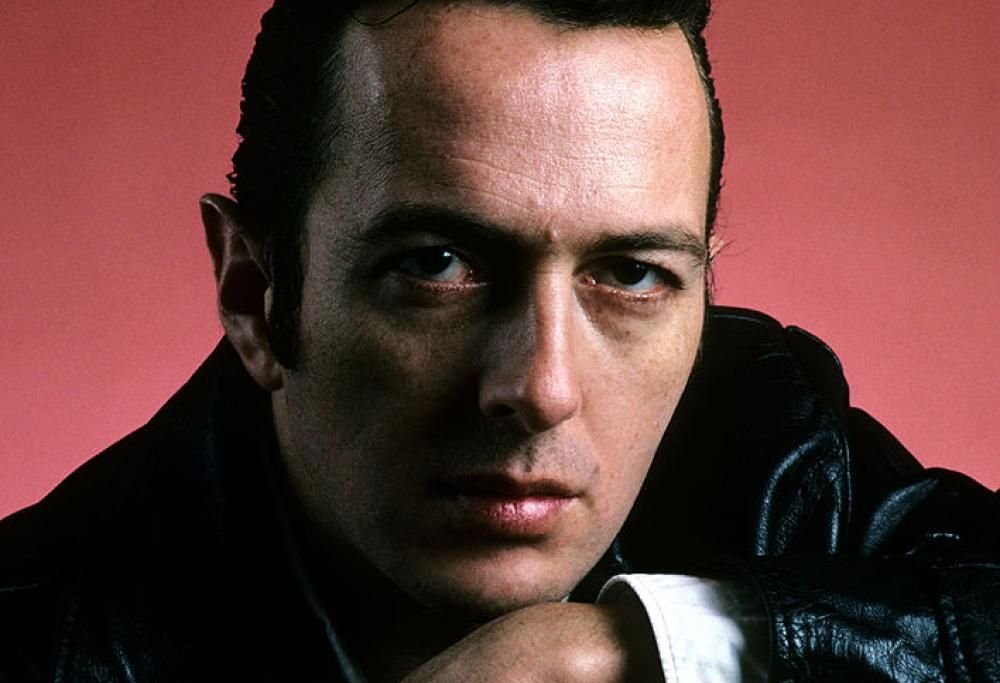 In memoria di Joe Strummer: guarda le foto più belle della leggenda dei Clash