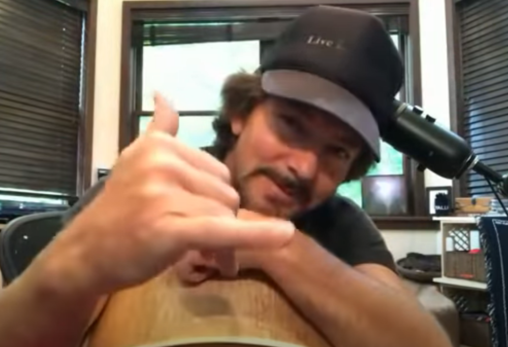 Coronavirus, Eddie Vedder ha suonato "Far Behind" in streaming da casa per i fan in quarantena. Guarda il video