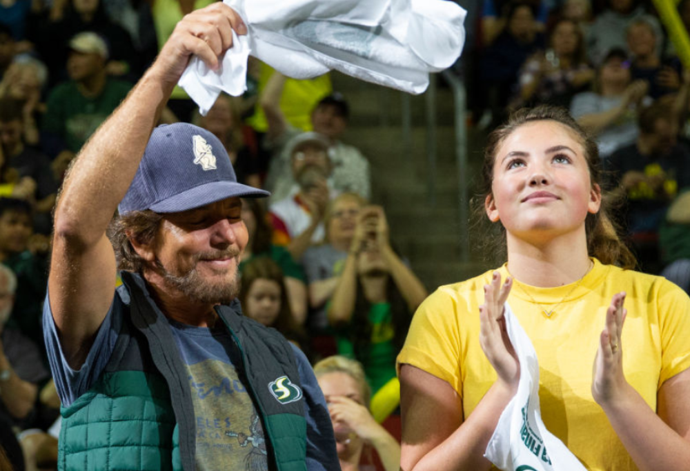 La figlia di Eddie Vedder, Olivia, fa il suo debutto musicale nella colonna sonora del nuovo film di Sean Penn. Guarda il trailer