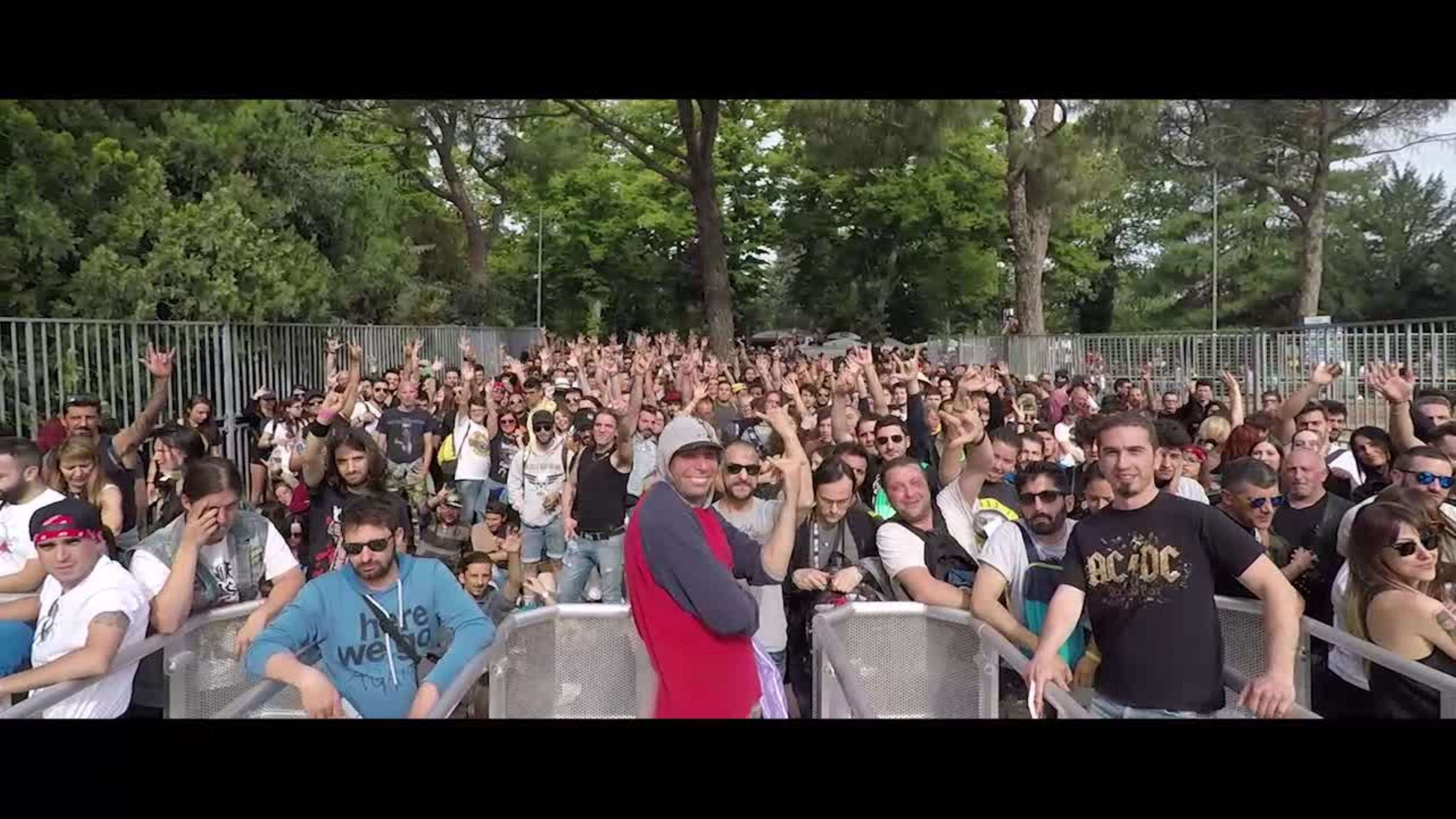 Guns N' Roses: il video con la corsa alla prima fila del concerto!