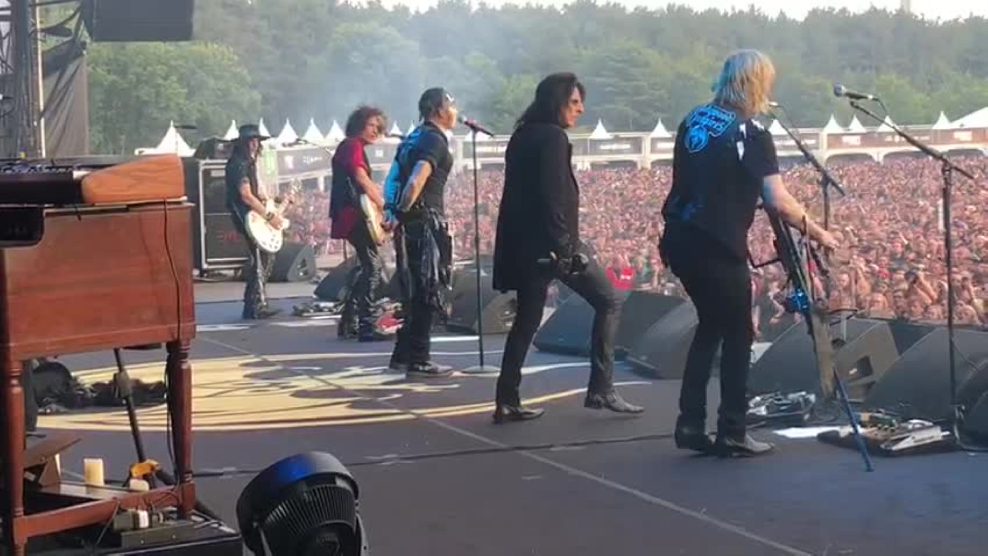 Hollywood Vampires: ecco l'esibizione di Heroes fatta da Johnny Depp ripresa dal palco! Guarda il video