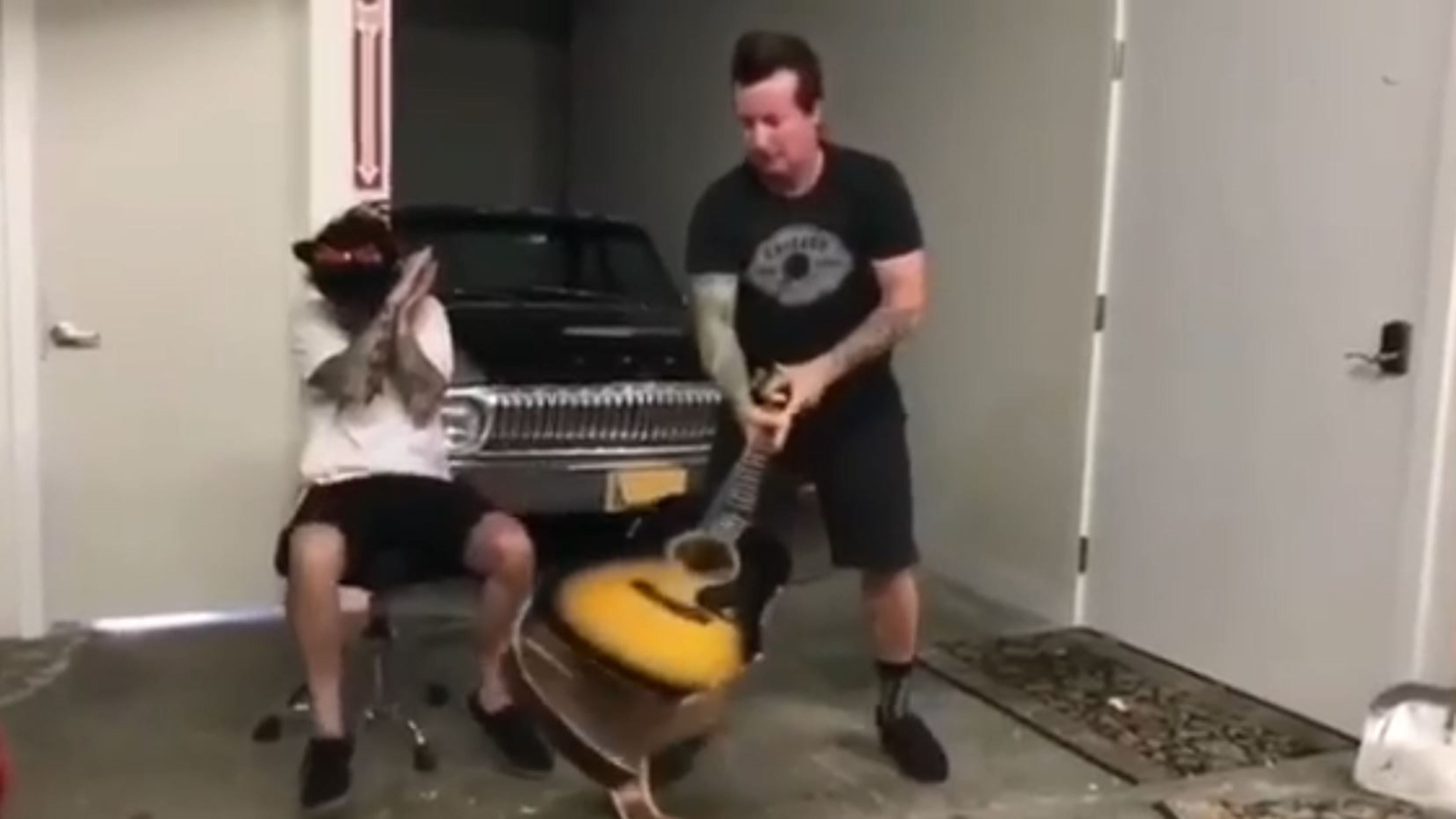 Green Day: Tre’ Cool spacca la chitarra di Billie Joe Armstrong! Guarda il video