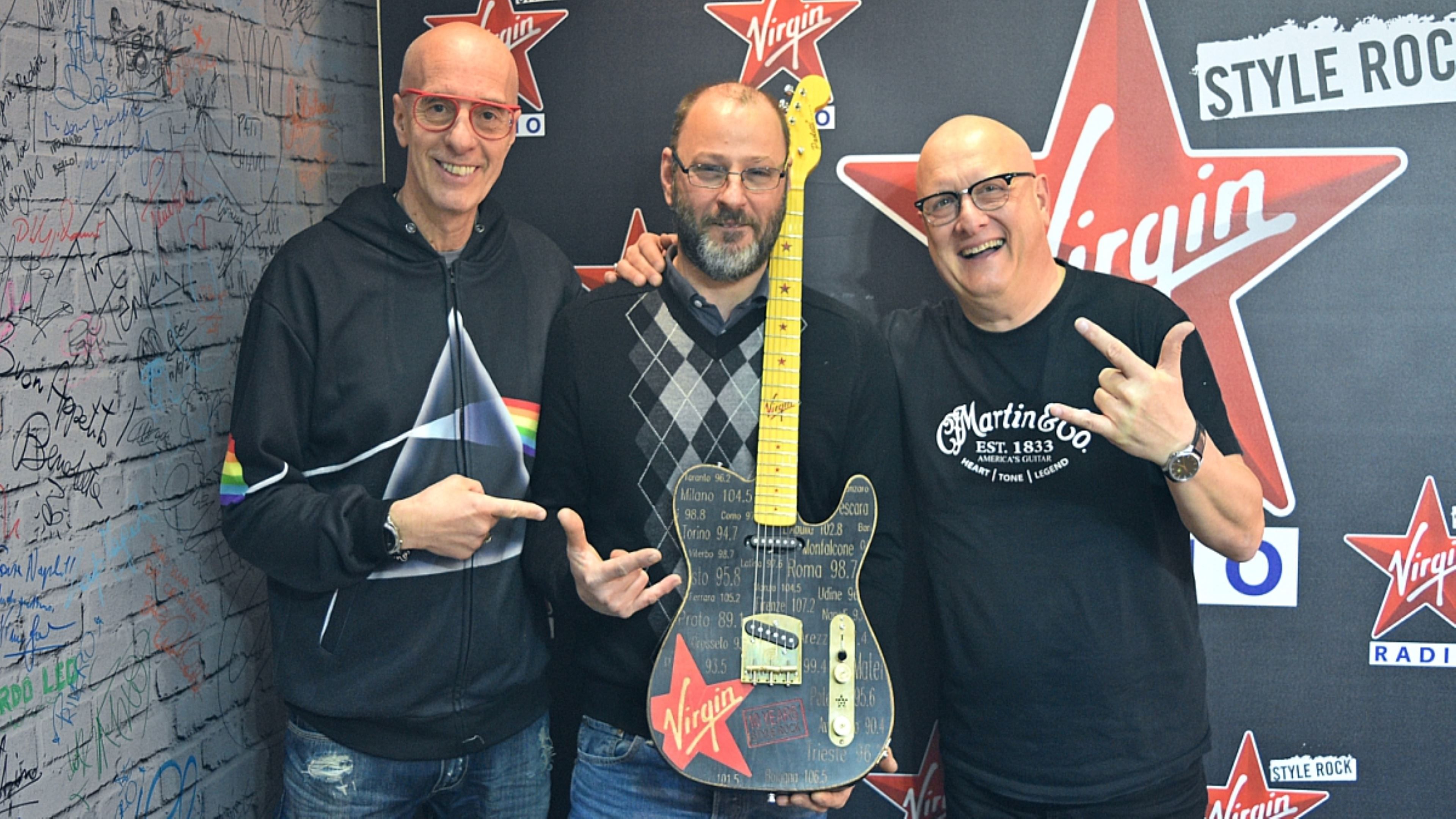 Fabrizio Paoletti ospite a Virgin Radio. La chitarra fatta a mano dedicata alla radio! L'unboxing con Dr. Feelgood e Mr. Cotto