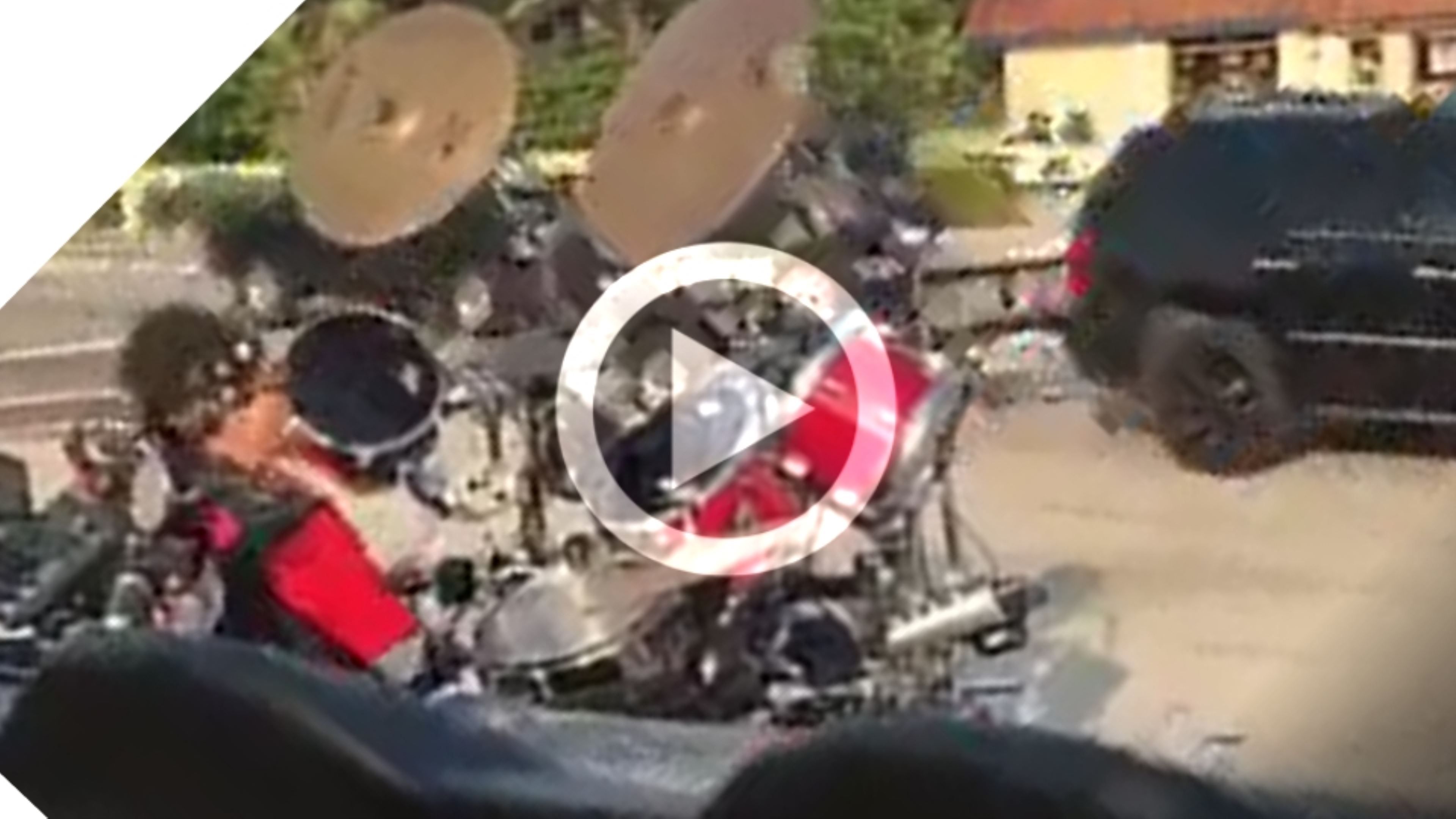 Il moto-batterista! Guarda il video del motociclista che suona Beat It fermo al semaforo sulla sua moto-batteria