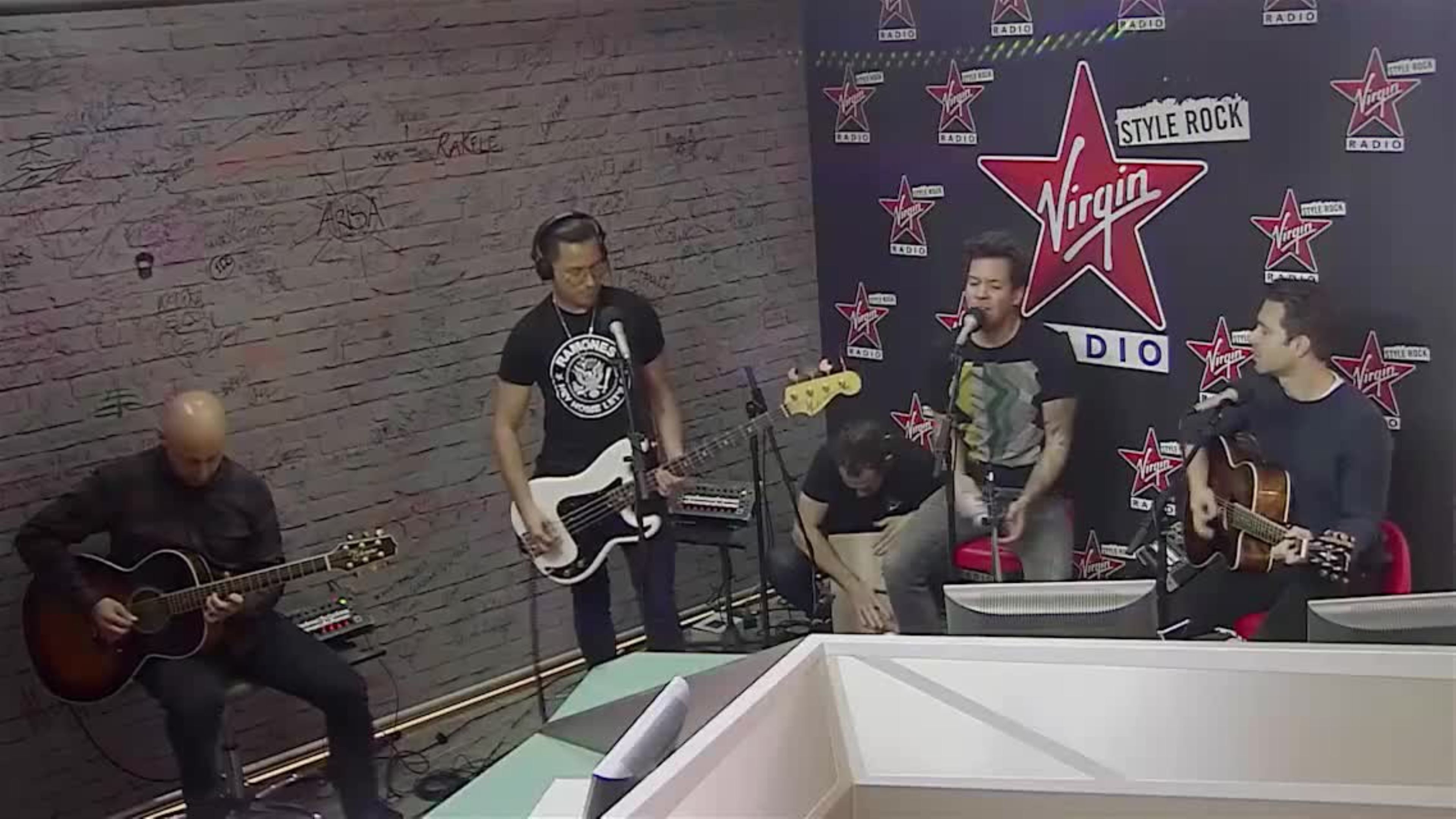 I Simple Plan presentano a Virgin Radio il nuovo album e suonano live Boom!