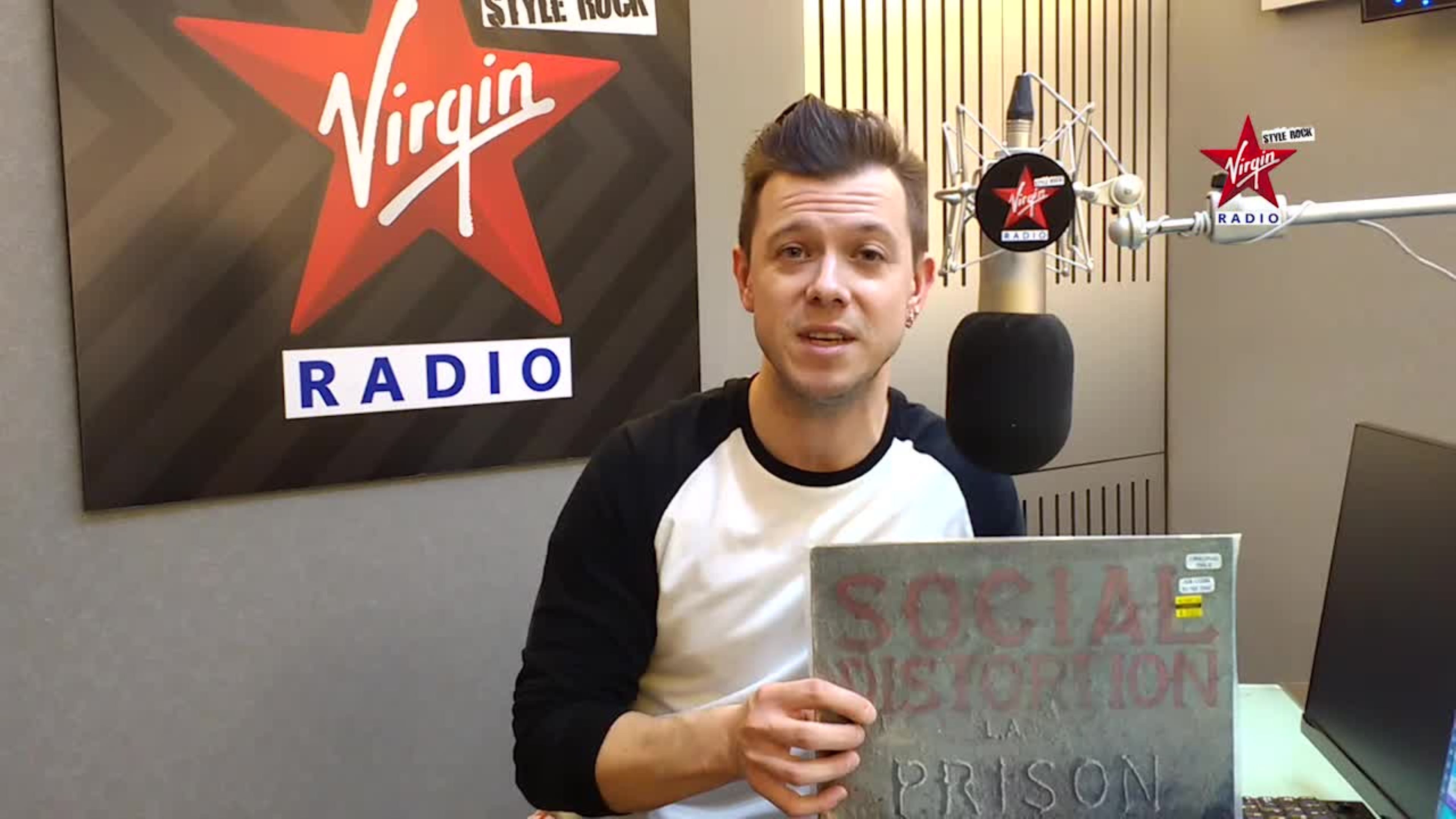 Andrea Rock ci mostra il suo primo vinile acquistato!