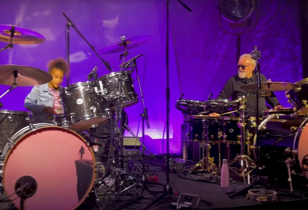 Queen, Nandi Bushell ha sfidato Roger Taylor in una drum battle. Il batterista: "Mi arrendo!". Guarda il video