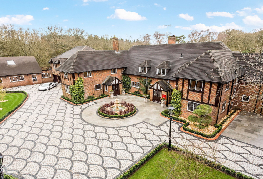 La villa appartenuta a Ozzy Osbourne e Noel Gallagher è in vendita per 9 milioni di euro. Guarda le foto!