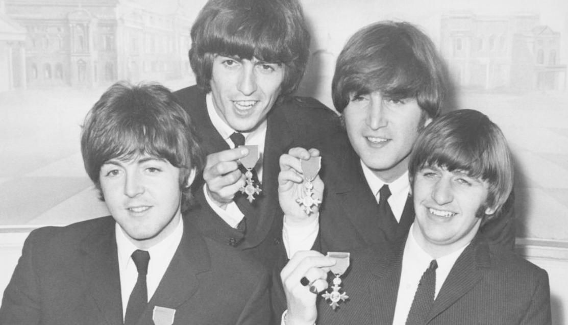 I Beatles nel 1965 fumarono davvero marijuana a Buckingham Palace?