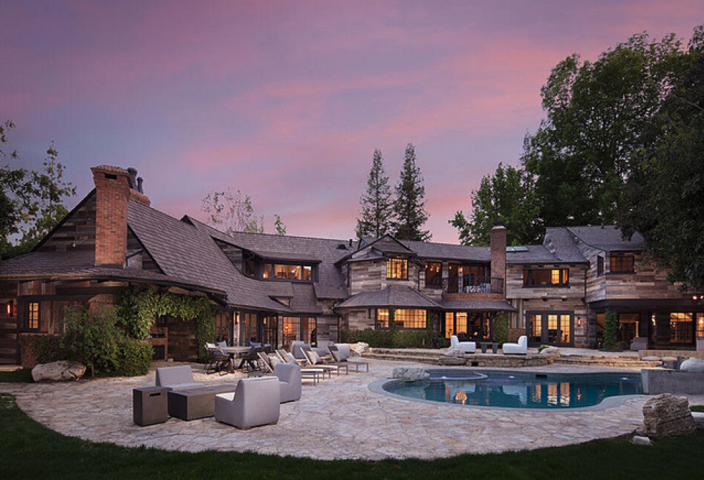 Machine Gun Kelly e Megan Fox hanno comprato una nuova villa a Los Angeles da 7.5 milioni di dollari. Guarda le foto