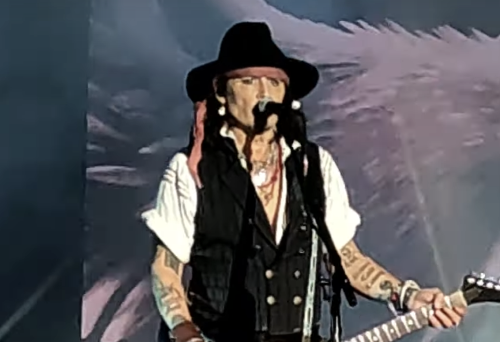 Johnny Depp festeggia i 60 anni in concerto e i fan lo fanno commuovere: guarda il video