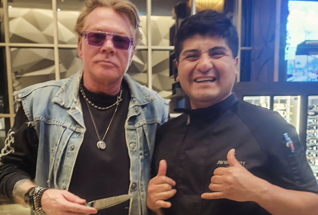 Guns N' Roses: chef di un hotel licenziato dopo aver scattato una foto con Axl Rose