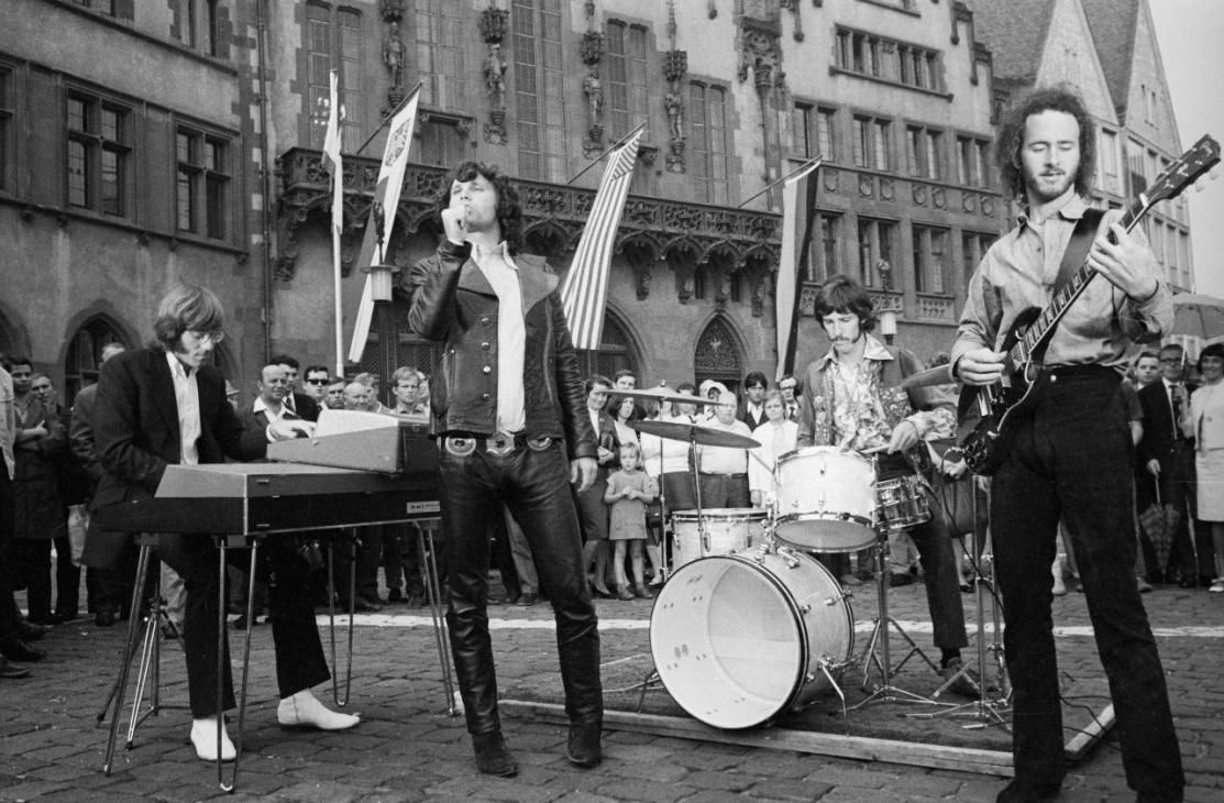 The Doors: ecco perché Jim Morrison si rifiutò di cantare la versione originale di Touch Me. Scopri la storia