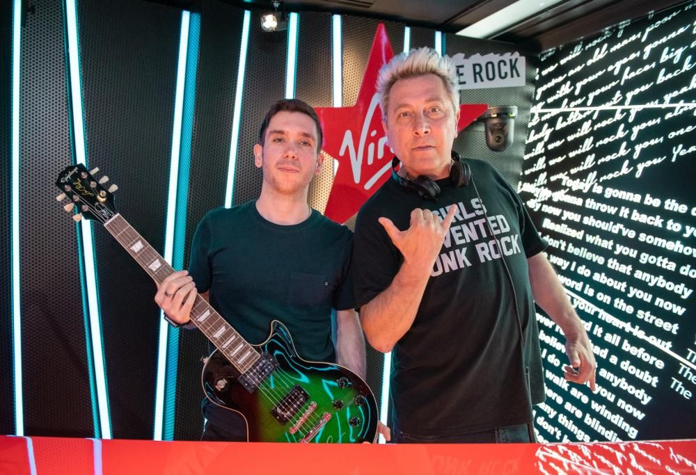 Slash, la consegna della chitarra autografata in diretta a Revolver con Ringo. Guarda le foto