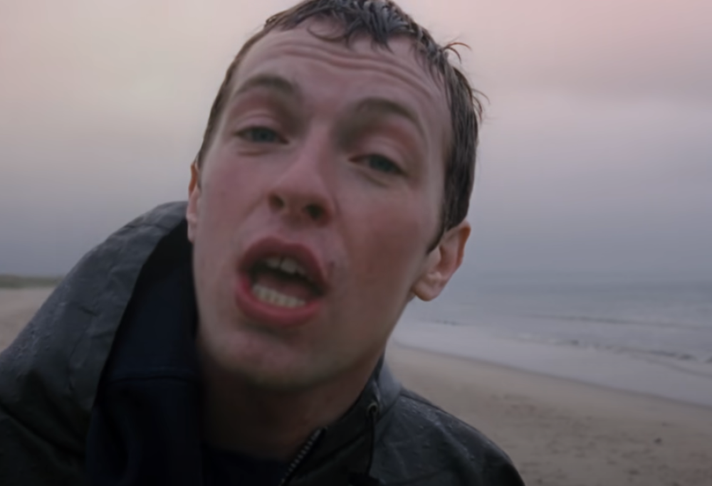 IDLES: il video del singolo Grace è cantato da un giovane Chris Martin sul set di Yellow! Ecco come è stato possibile