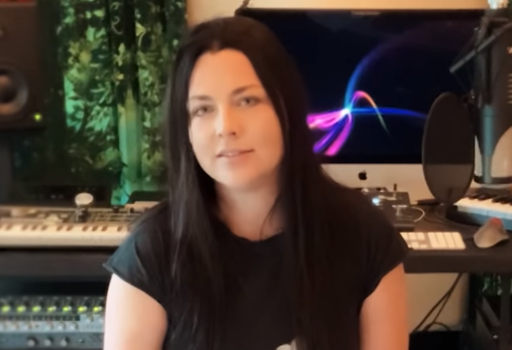 Evanescence, Amy Lee pubblica la cover di "Cruel Summer" registrata nel suo salotto di casa. Guardala qui