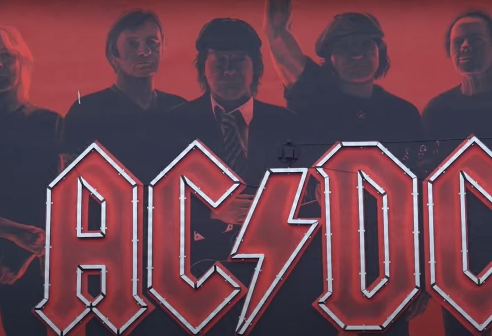 AC/DC, in Polonia è stato realizzato un gigantesco murales dedicato alla band grande quanto un palazzo. Guarda il video