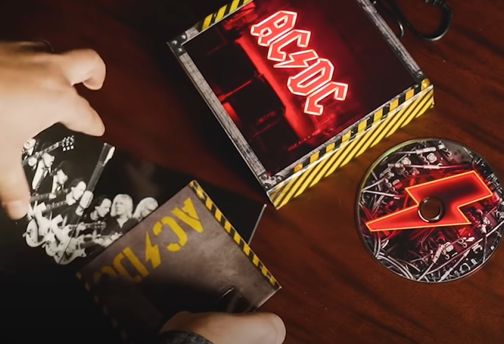 AC/DC, l'unboxing dell'edizione deluxe del nuovo album Power Up, con il neon luminoso e lo speaker integrato. Guarda il video