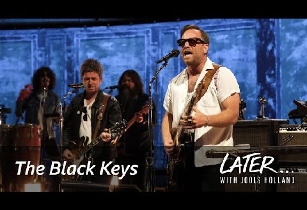 The Black Keys e Noel Gallagher insieme sul palco per l'esibizione alla BBC. Guarda il video