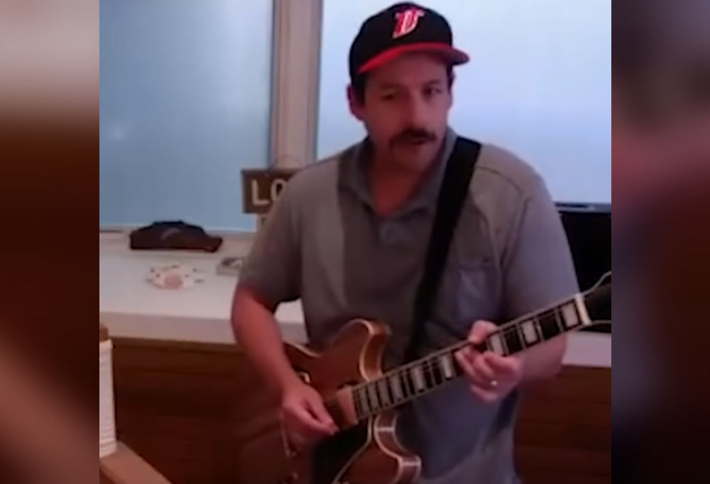 Coronavirus, Adam Sandler suona disastrosamente l'assolo di "Stairway To Heaven" dal suo salotto di casa. Guarda il video