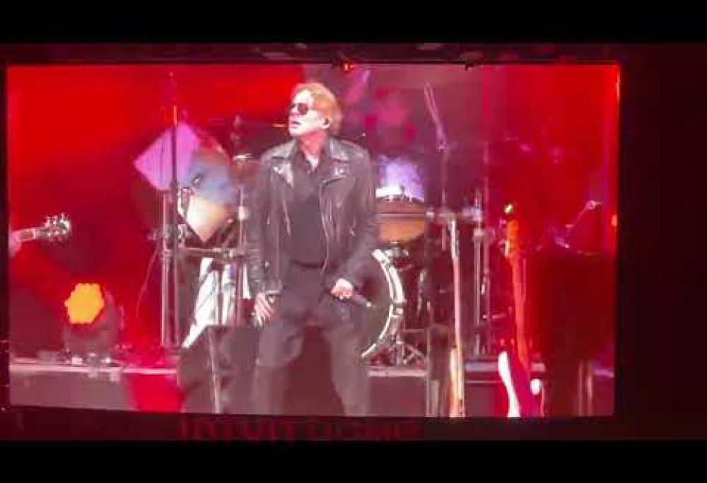 Axl Rose ha suonato a sorpresa sul palco con Billy Joel "Live And Let Die" a Los Angeles. Guarda il video