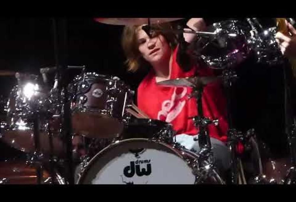 Foo Fighters: Shane Hawkins, il figlio di Taylor, sul palco a sorpresa durante il concerto a Boston. Guarda i video