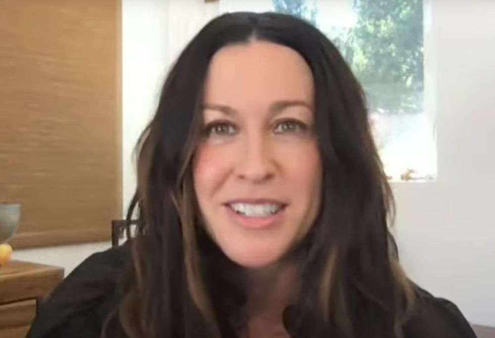 Il concerto casalingo di Alanis Morissette in streaming da James Corden. Guarda il video