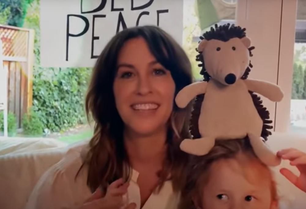 Alanis Morissette ha pubblicato la sua versione di Happy Xmas (War Is Over) di John Lennon e Yoko Ono. Guarda il video