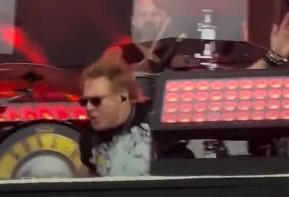 Guns N' Roses, Axl Rose è caduto sul palco durante il concerto a Hyde Park a Londra. Guarda il video