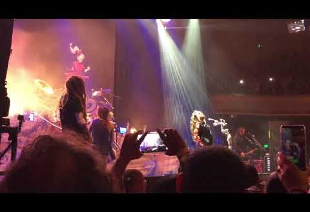 Korn: Jonathan Davis scoppia in lacrime durante l'esecuzione di 4U. "Era la canzone preferita di mia moglie". Guarda il video