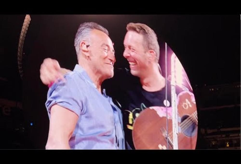 Bruce Springsteen sale sul palco dei Coldplay ed esegue "Working On A Dream" e "Dancing in the Dark". Guarda i video