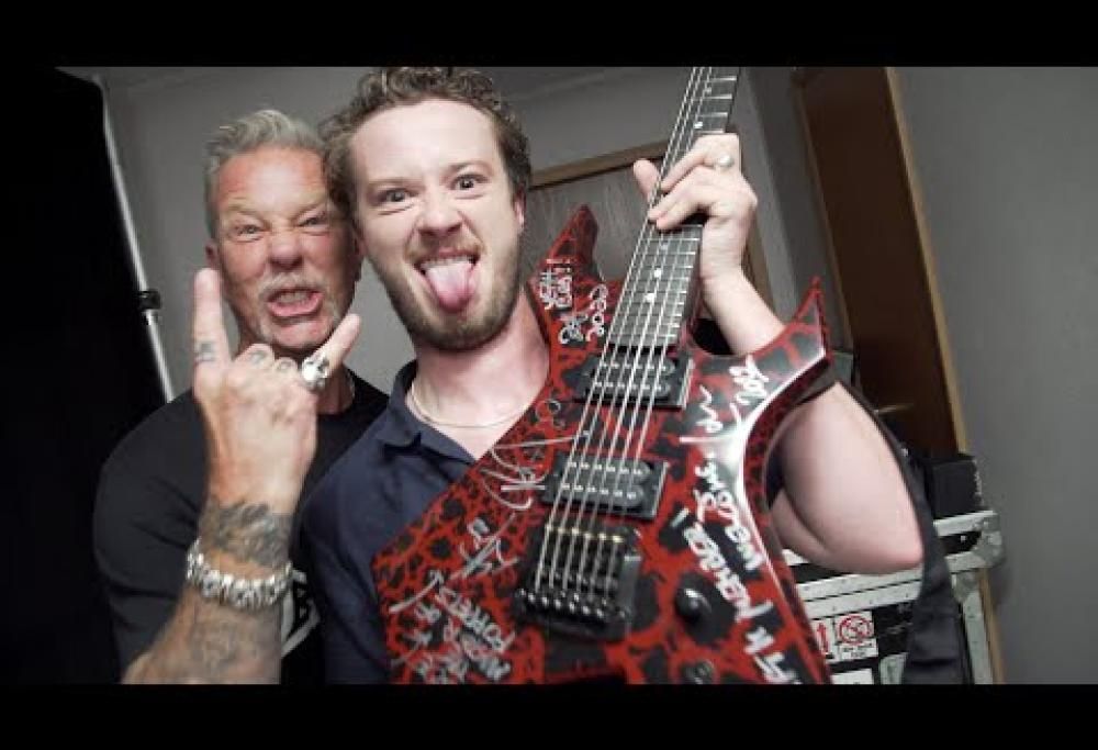 Metallica, l'attore di Stranger Things Joseph Quinn ha incontrato la band e suonato Master Of Puppets. Guarda il video