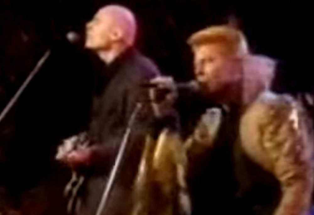 Quella volta che David Bowie e Billy Corgan suonarono insieme "All The Young Dudes". Guarda il video